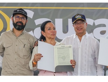 Hermelina Isabel Cardozo Calle recibió el título de formalización minera, aunque el predio había sido incautado a alias 'Macaco' y gestionado por la SAE por extinción de dominio - crédito Presidencia de la República