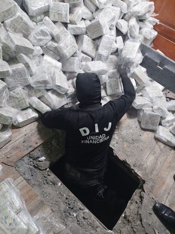 Durante los allanamientos de la Operación Fisher, las autoridades encontraron una caleta oculta en una de las residencias intervenidas, donde se almacenaban millones de dólares en efectivo. Tomada de la PN