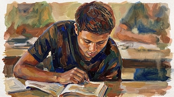 Pintura en témpera de un joven inclinado sobre un libro abierto mientras señala una página con el dedo sobre una mesa.