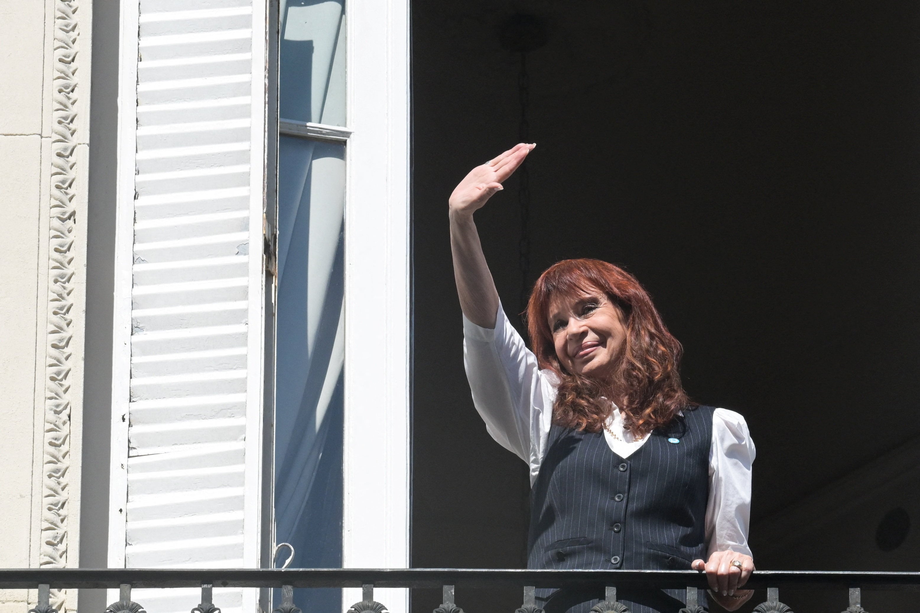 Cristina Kirchner saldrá a saludar al balcón a los militantes que acompañen la manifestación a cuatro años del intento de asesinato (REUTERS/Martin Cossarini)