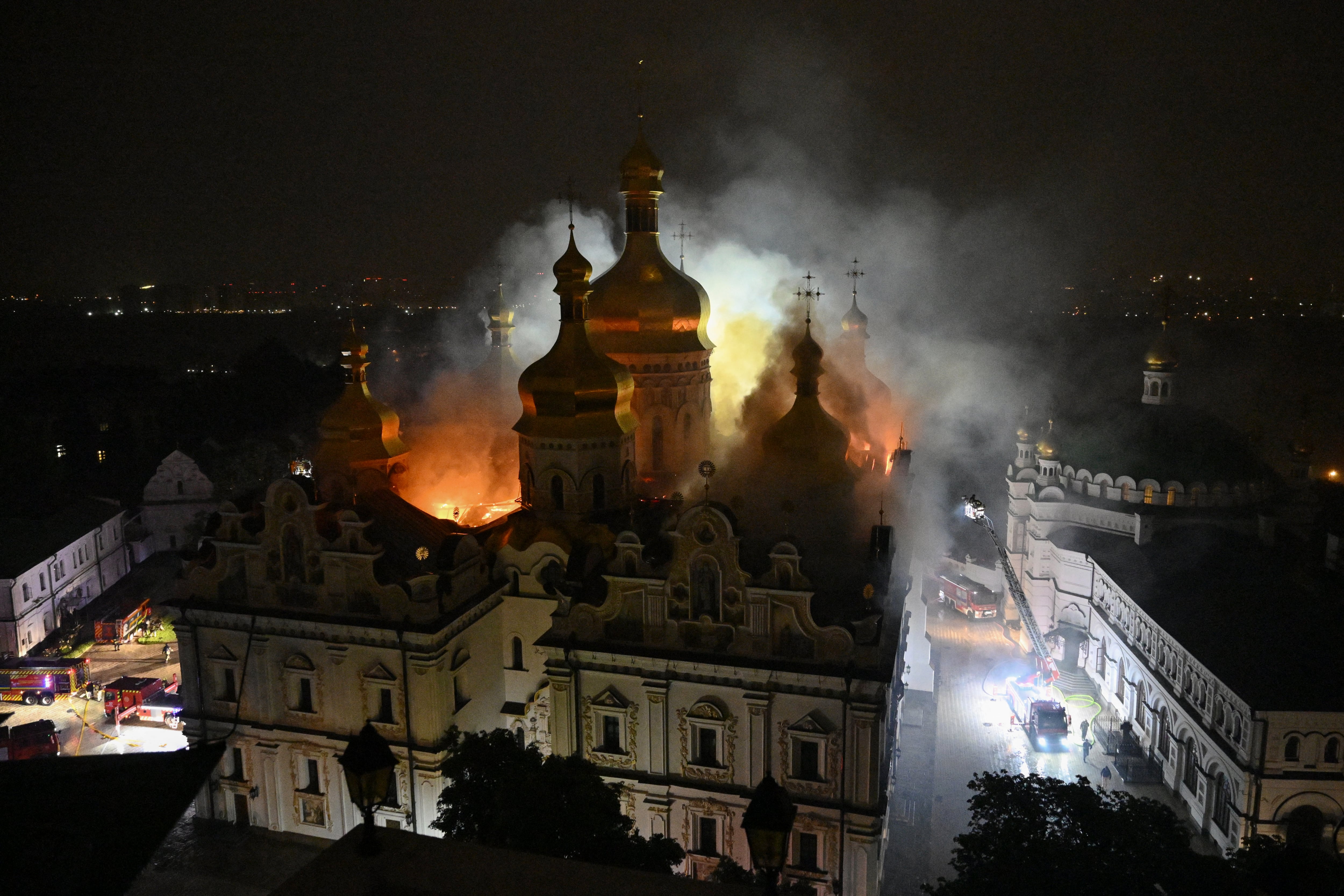 El incendio dañó la cubierta y la fachada de la Catedral de la Dormición. Zelenski calificó el ataque como