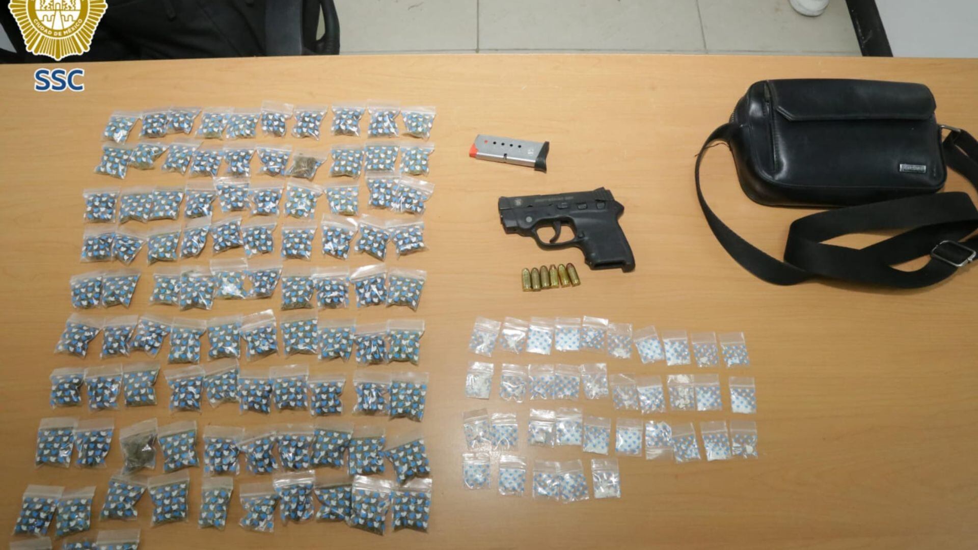 Las autoridades señalaron que se les encontró 35 dosis de aparente cocaína en piedra, 93 bolsitas de marihuana, un arma de fuego corta, seis cartuchos útiles de distintos calibres y dos teléfonos celulares. (FOTO: Especial)