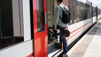Renfe permite desde este lunes subir patinetes eléctricos a sus trenes tras casi tres años prohibidos por riesgo de incendio: qué ha cambiado