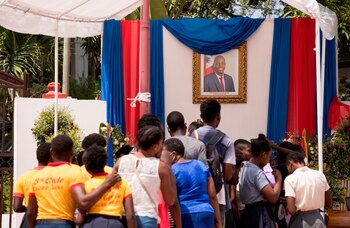 Varias personas hacen fila para