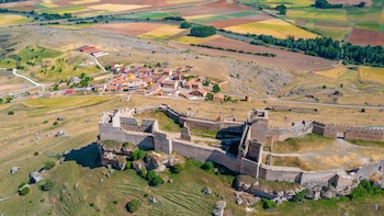 El pueblo milenario de Soria con el castillo musulmán más largo de Europa: una villa de la Edad de Bronce donde estuvo el Cid Campeador