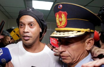 Ronaldinho se mantiene detenido junto