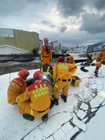 Los bomberos trabajan en el
