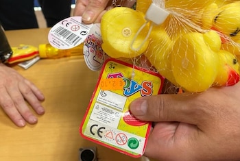 Un juguete con el etiquetado