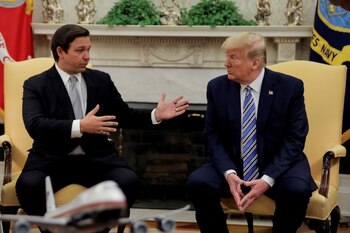 En un comunicado, Trump aseguró que su apoyo fue vital para la victoria de DeSantis en las elecciones para el gobierno local de 2018 y que el gobernador está siendo desleal al insinuar que podrá lanzarse como rival para la candidatura a la presidencia del Partido Republicano. (REUTERS)