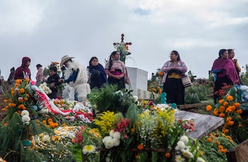 Indígenas tsotsiles decoran las tumbas