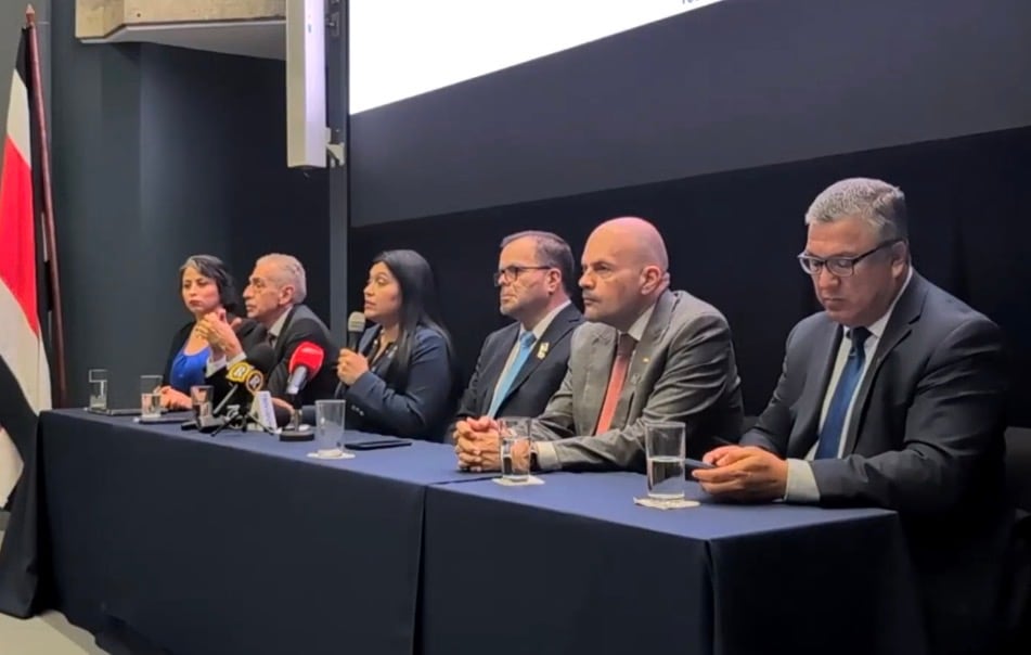La investigación tendría un plazo de hasta dos años e incluiría comparecencias de los cinco rectores de las universidades públicas, auditorías internas y la contralora general de la República. Cortesía: Transmisión Federación Estudiantes UNED