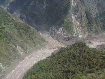 Esta fotografía, difundida por la agencia de noticias Xinhua, muestra una zona afectada por un deslizamiento de tierra cerca del puerto de Gyirong, el miércoles 26 de agosto de 2026, en la Región Autónoma del Tíbet, en el suroeste de China. (Xinhua vía AP)