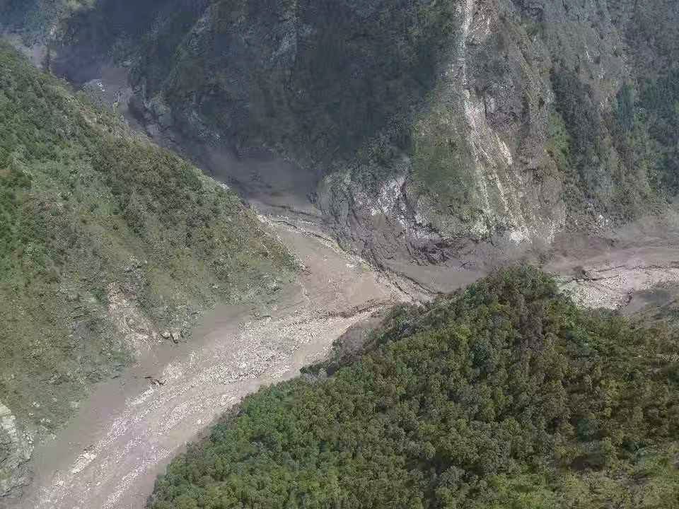Esta fotografía, difundida por la agencia de noticias Xinhua, muestra una zona afectada por un deslizamiento de tierra cerca del puerto de Gyirong, el miércoles 26 de agosto de 2026, en la Región Autónoma del Tíbet, en el suroeste de China. (Xinhua vía AP)