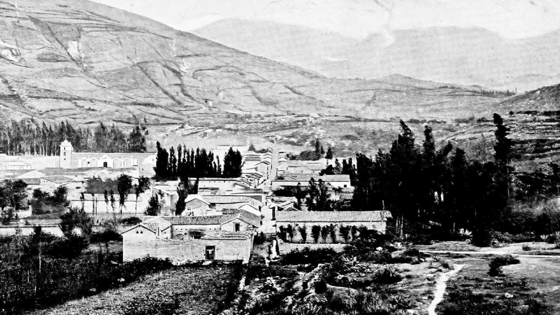Yungay, nacida en 1540 bajo el nombre de Santo Domingo de Yungay, es parte del legado colonial peruano. Su historia quedó marcada por el aluvión de 1970 que sepultó su antigua ubicación (Enock, C. Reginald)