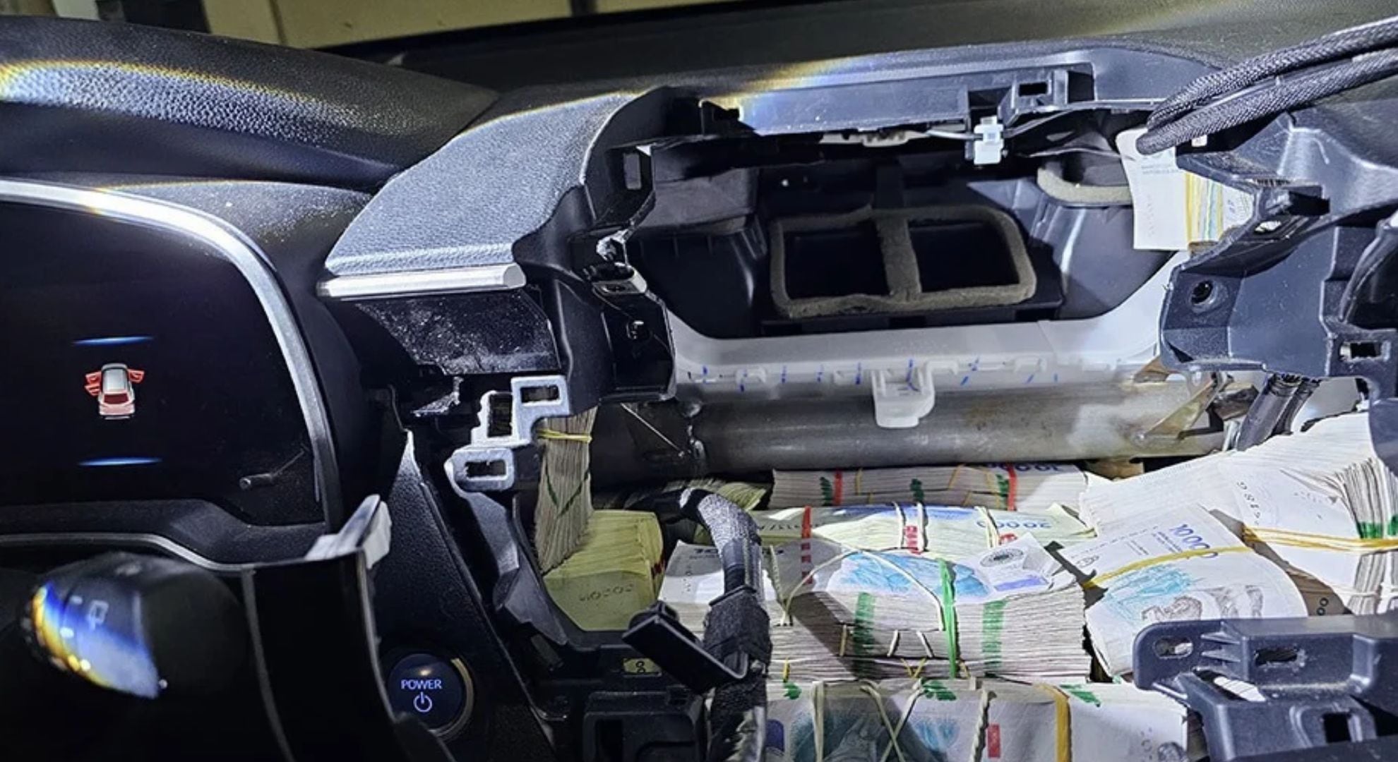 El dinero que fue encontrado oculto en la Toyota Corolla Cross
