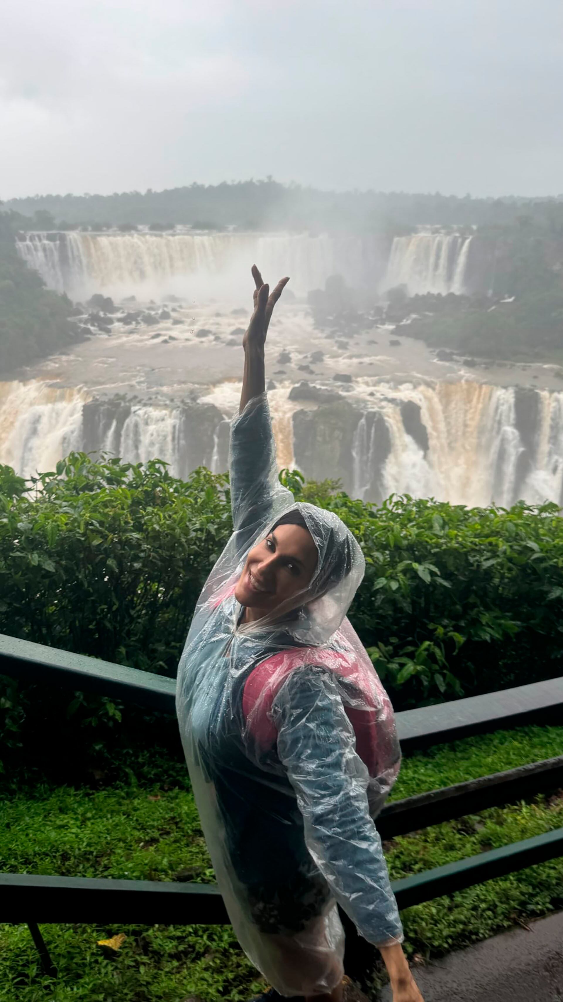 Silvina posó a pura sonrisa a pesar de la lluvia