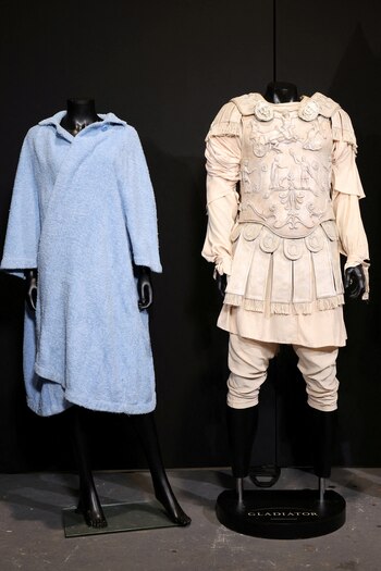 El albornoz de Honey Ryder, usado por Ursula Andress en James Bond: Dr. No, y el traje de arena emparejado en pantalla de Cómodo, usado por Joaquin Phoenix en Gladiator (Reuters)