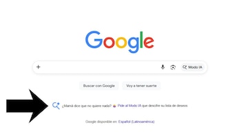 Captura de pantalla de la página de inicio de Google con el logo, barra de búsqueda y una flecha negra apuntando a la opción 'Modo IA' y un texto descriptivo