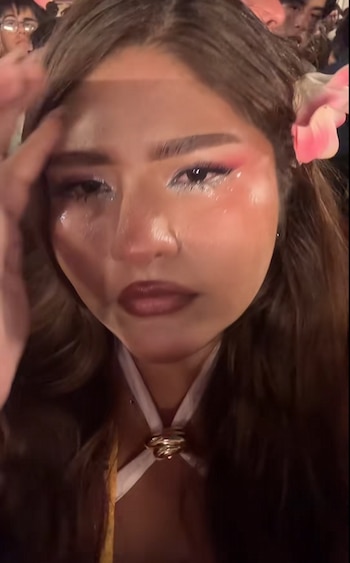 Joven fanática de Bad Bunny