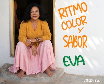 Eva Ayllón sentada descalza en un umbral, vestida con suéter amarillo y falda rosada, junto al texto ‘Ritmo, color y sabor Eva’