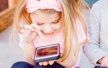 Niña teléfono móvil