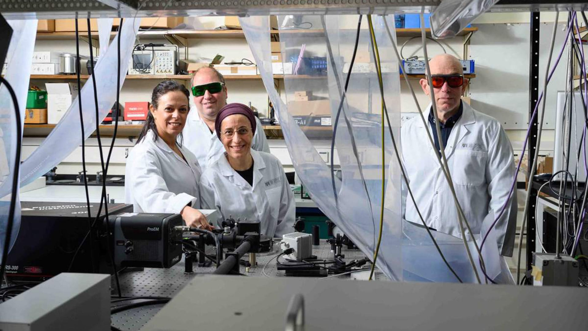 El estudio fue realizado por el laboratorio del profesor Gilad Haran en el Instituto Weizmann de Ciencias. En la foto (de izq a der): Dra. Dorit Levy, Dr. Yoav Barak, Dra. Inbal Riven y Prof. Gilad Haran (Instituto Weizmann)