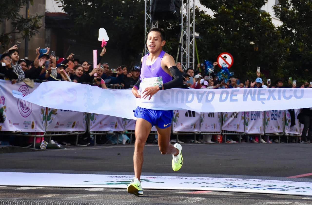 Cristhian Pacheco llega a la meta - Maratón de la Ciudad de México Telcel