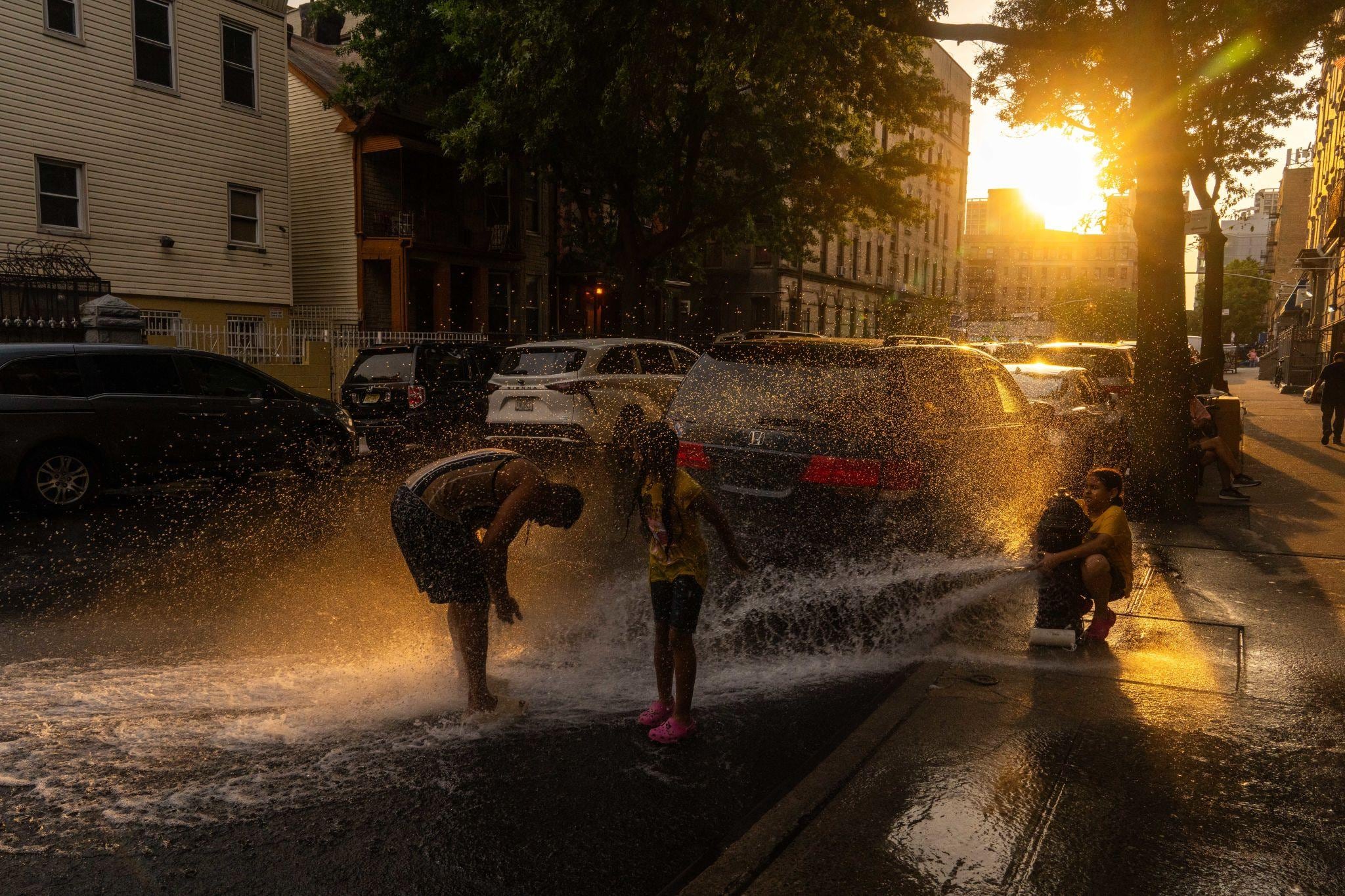 El Servicio Meteorológico Nacional señaló que ante síntomas de golpe de calor hay que buscar refrigeración, hidratarse y llamar al 911, con apoyo de centros de enfriamiento y líneas como 211 o 311