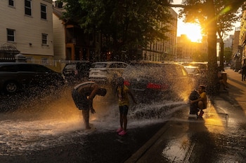 El Servicio Meteorológico Nacional señaló que ante síntomas de golpe de calor hay que buscar refrigeración, hidratarse y llamar al 911, con apoyo de centros de enfriamiento y líneas como 211 o 311
