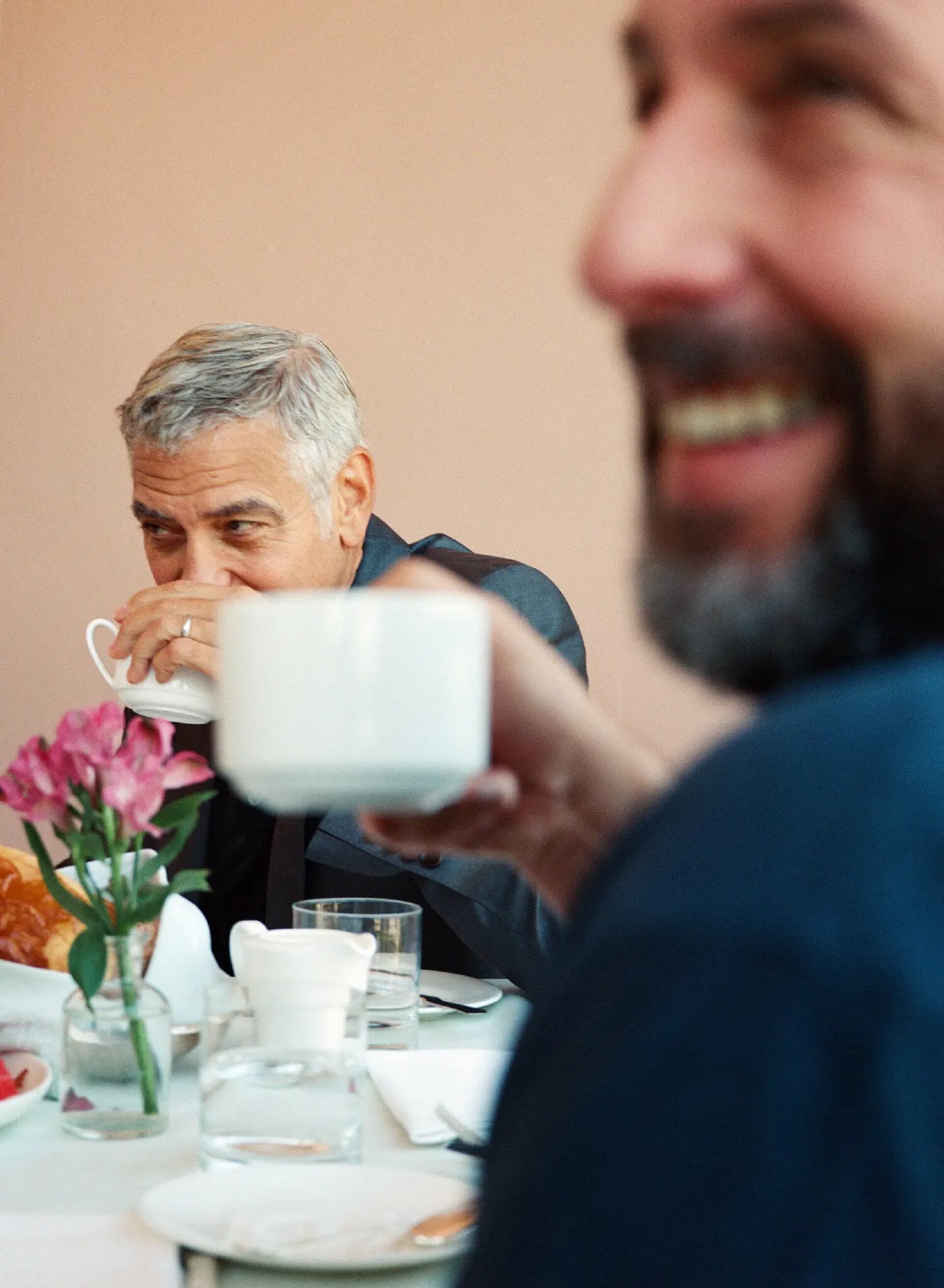 George Clooney y Adam Sandler (Foto: Chantal Anderson / The New York Times)