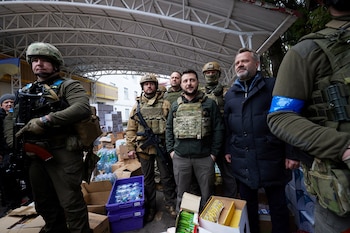 El presidente de Ucrania, Volodimir Zelensky, visita un centro humanitario en la ciudad de Bucha, mientras continúa el ataque de Rusia a Ucrania, en las afueras de Kyiv, Ucrania 4 de abril de 2022 (Reuters)