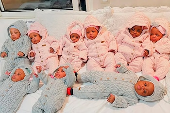 Los nonillizos juntos (cuatro varones