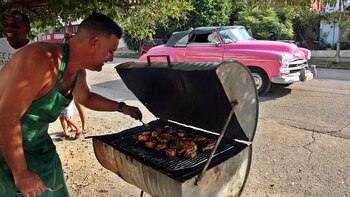 Un hombre improvisa una parrilla