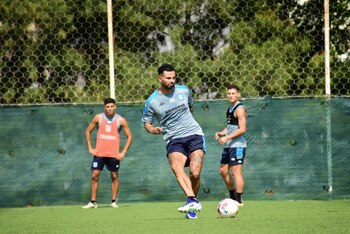 Primer entrenamiento de Edwin Cardona con Racing. Foto: Racing Club