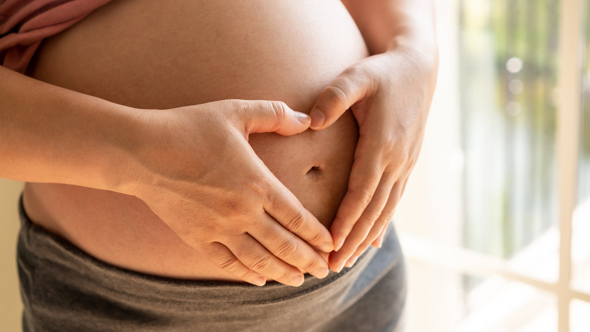 Algunos sectores reconocen la contribución de la medida a la protección de la infancia y la salud materna, mientras otros advierten sobre consecuencias de estigmatización hacia las mujeres embarazadas