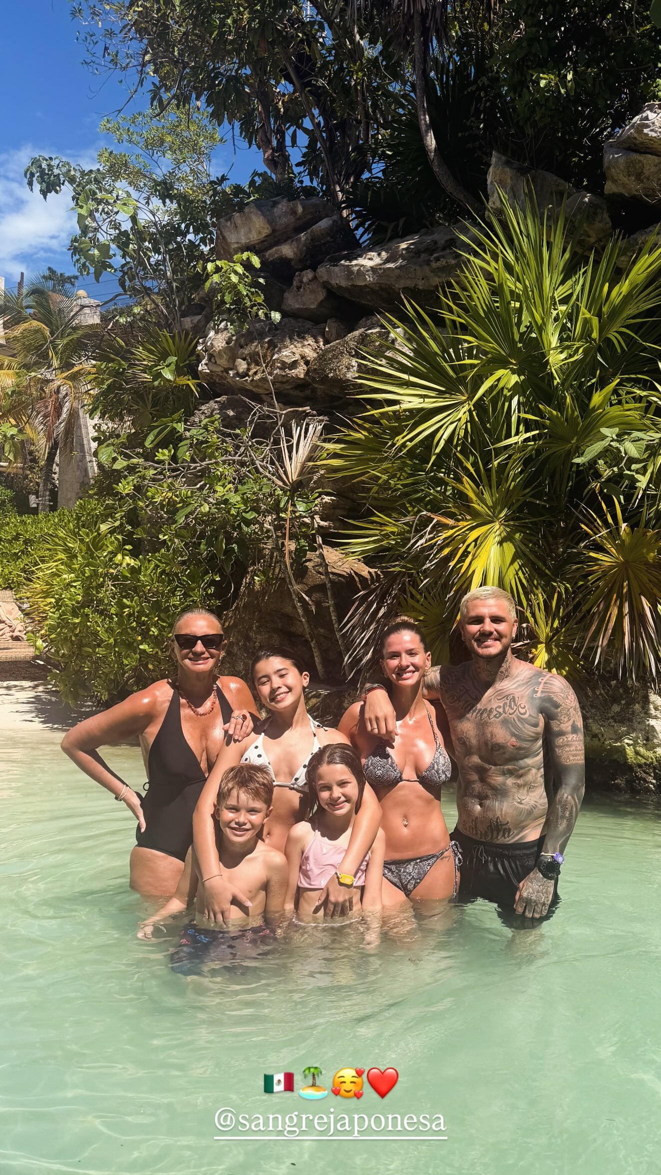 Mauro Icardi publicó una foto familiar de las vacaciones, donde están los tres hijos de la China Suárez y su suegra. En otro posteo lamentó la ausencia de sus hijas con Wanda Nara