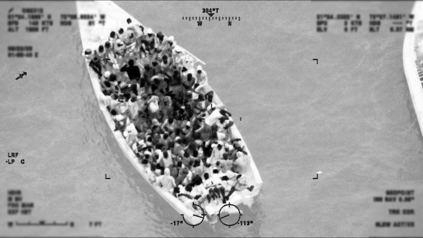 El Campbell interceptó una embarcación haitiana sobrecargada con 103 personas cerca de las Islas Turcas y Caicos. (USCG)