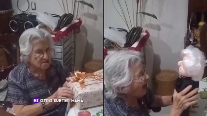 Mujer de la tercera edad recibe muñeco de AMLO; reacción se viraliza: “Éste sí me gustó” | VIDEO 