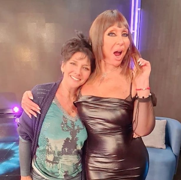 Moria Casán abraza a su amiga Zeta durante un encuentro en un estudio de televisión.