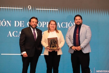 Los reconocimientos fueron recibidos por la vicerrectora académica, Evelyn Farfán, y el secretario de Vida Estudiantil, Jorge Cortez, durante la ceremonia de premiación./ Vicepresidencia de la República
