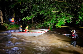 Las autoridades avanzan con evaluaciones de daños en viviendas, infraestructura y servicios básicos conforme disminuye el nivel del agua. Crédito: Cruz Roja Costarricense