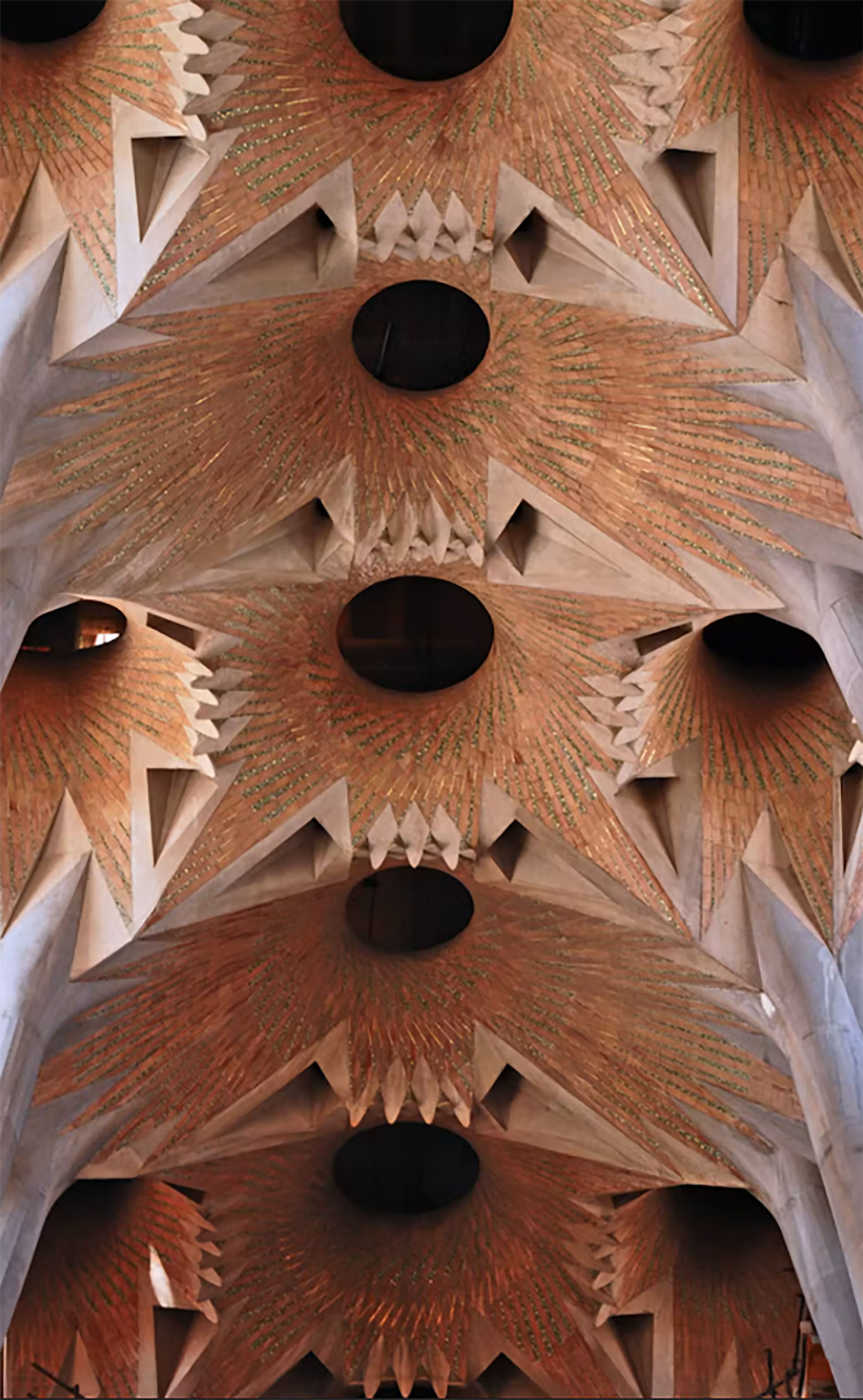 Imagen de las bóvedas hiperbólicas en la Sagrada Familia (jorapa/Wikimedia Commons, CC BY-SA)
