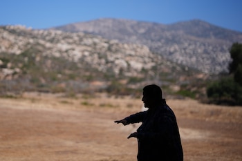 Norma Meza Calles, de la Nación Kumeyaay, cerca de la Montaña Kuuchamaa Tecate, México, el 1 de mayo del 2026. (AP foto/Gregory Bull)