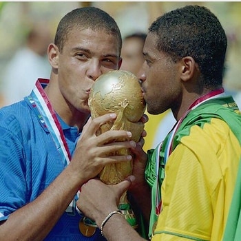 Ronaldo y Viola besan la