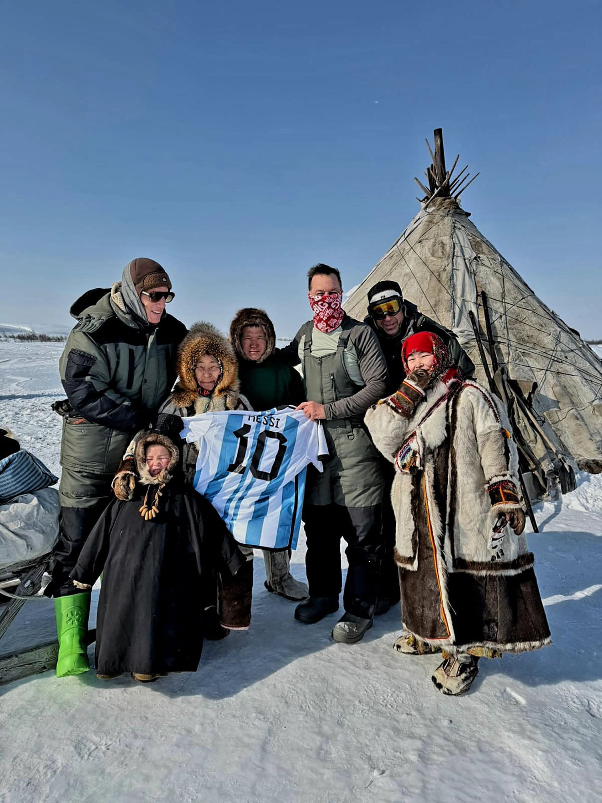 Darío posa para la foto junto a los nenets sosteniendo la camiseta de la Selección Argentina
