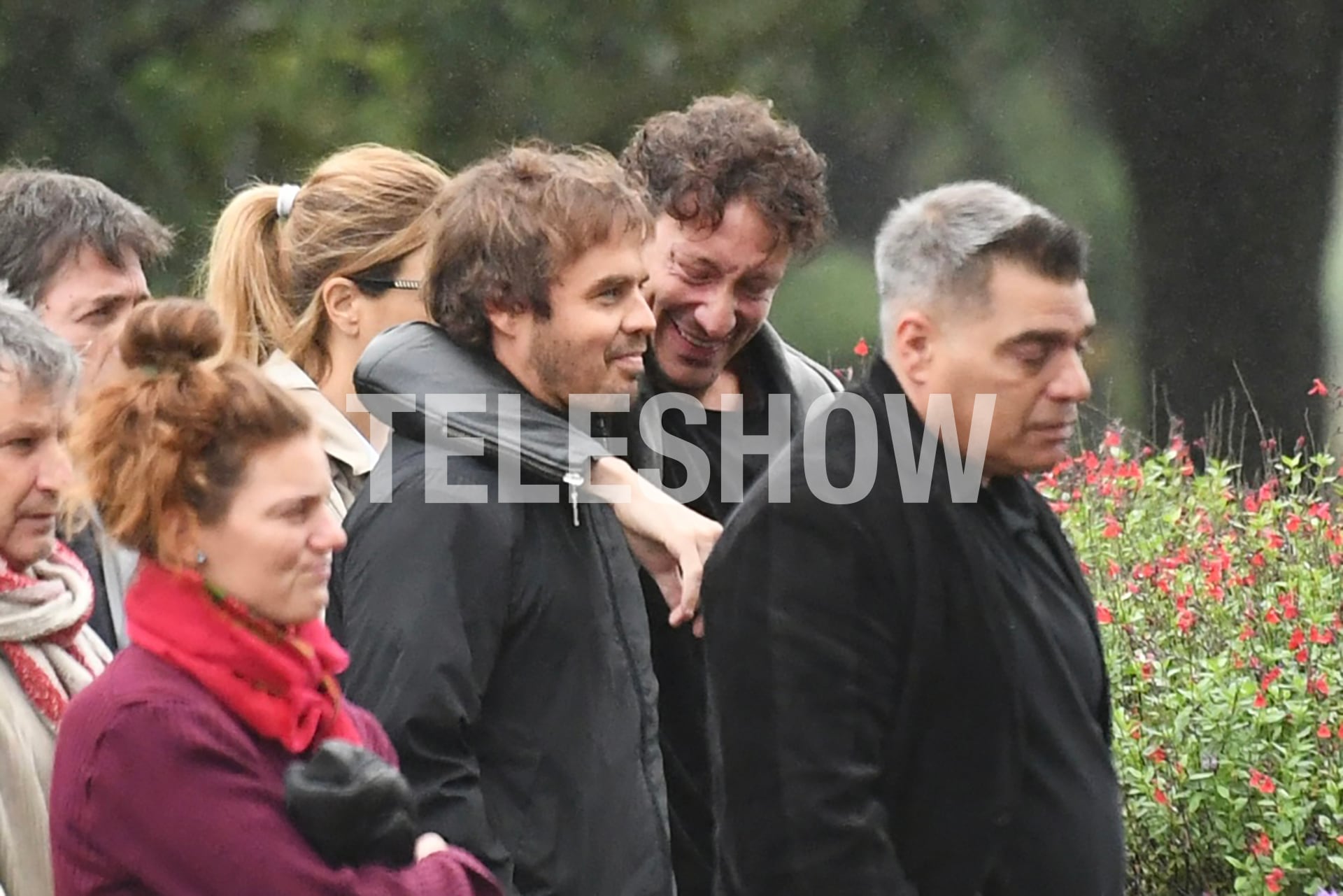 Benjamín Rojas y Nico Vázquez charlando en medio del proceso detrás del féretro (RSFotos)