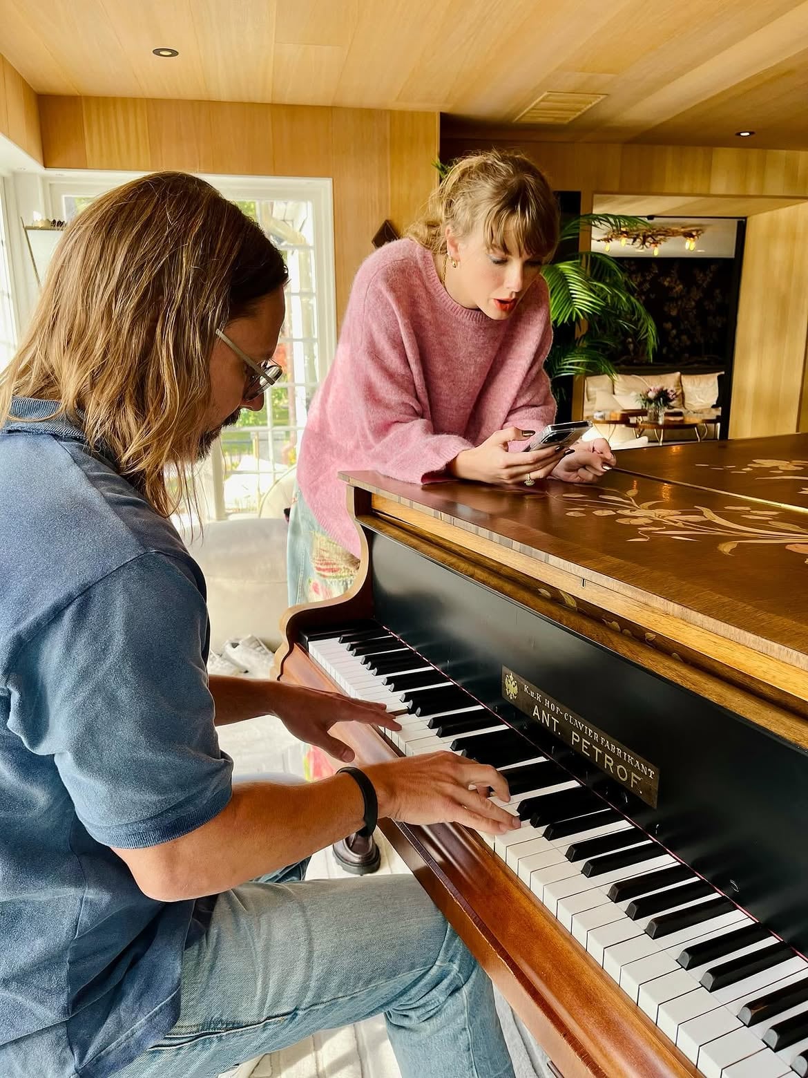 El productor sueco Max Martin acumuló 30 canciones en el número uno del Billboard Hot 100 mediante la metodología