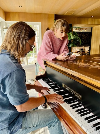 El productor sueco Max Martin acumuló 30 canciones en el número uno del Billboard Hot 100 mediante la metodología "Melodic Math" - (Instagram: @/taylorswift