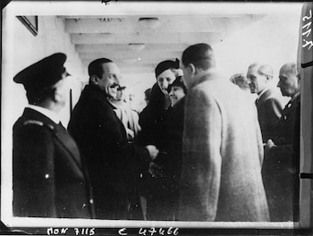 Alfonso XIII de España llega a Nápoles en 1933 durante uno de sus viajes internacionales. (Grosby)