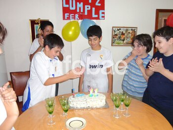 Rodeado de sus amigos, todos